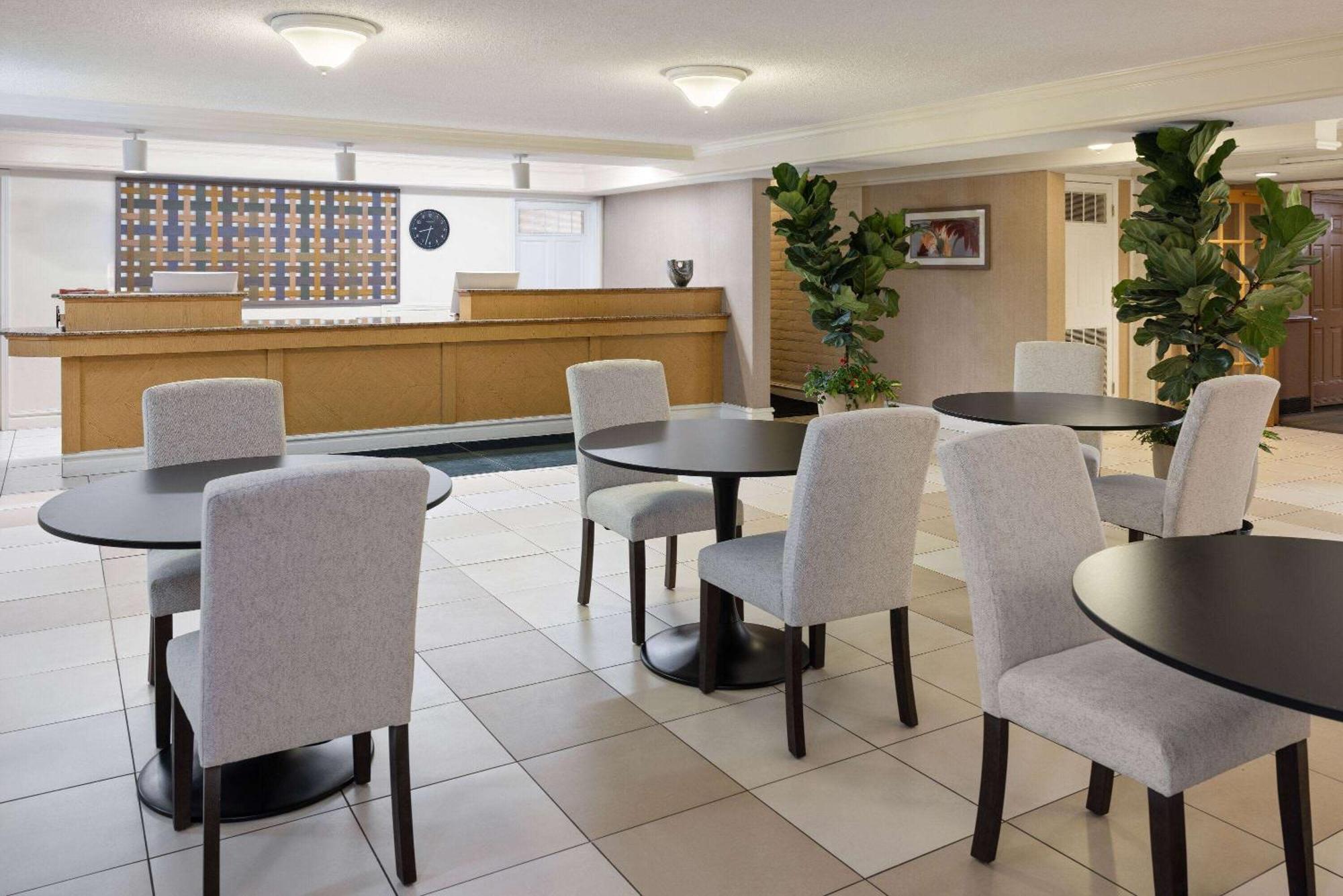 La Quinta Inn By Wyndham Pittsburgh Airport Moon Township Exterior foto